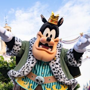 Pete in his Halloween king costume with a gold crown, spotted fur-trimmed robe and skull belt buckle at Shanghai Disneyland