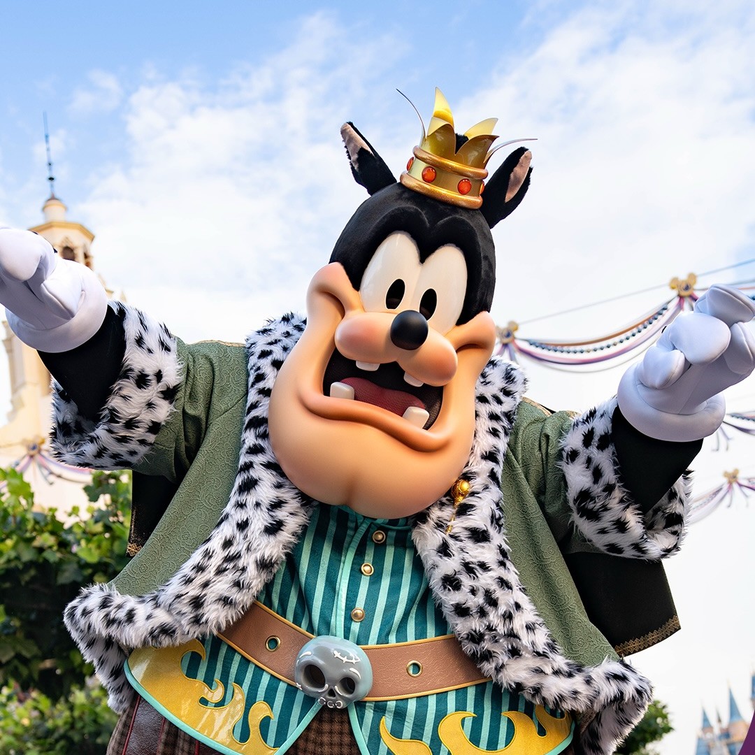 Pete in his Halloween king costume with a gold crown, spotted fur-trimmed robe and skull belt buckle at Shanghai Disneyland