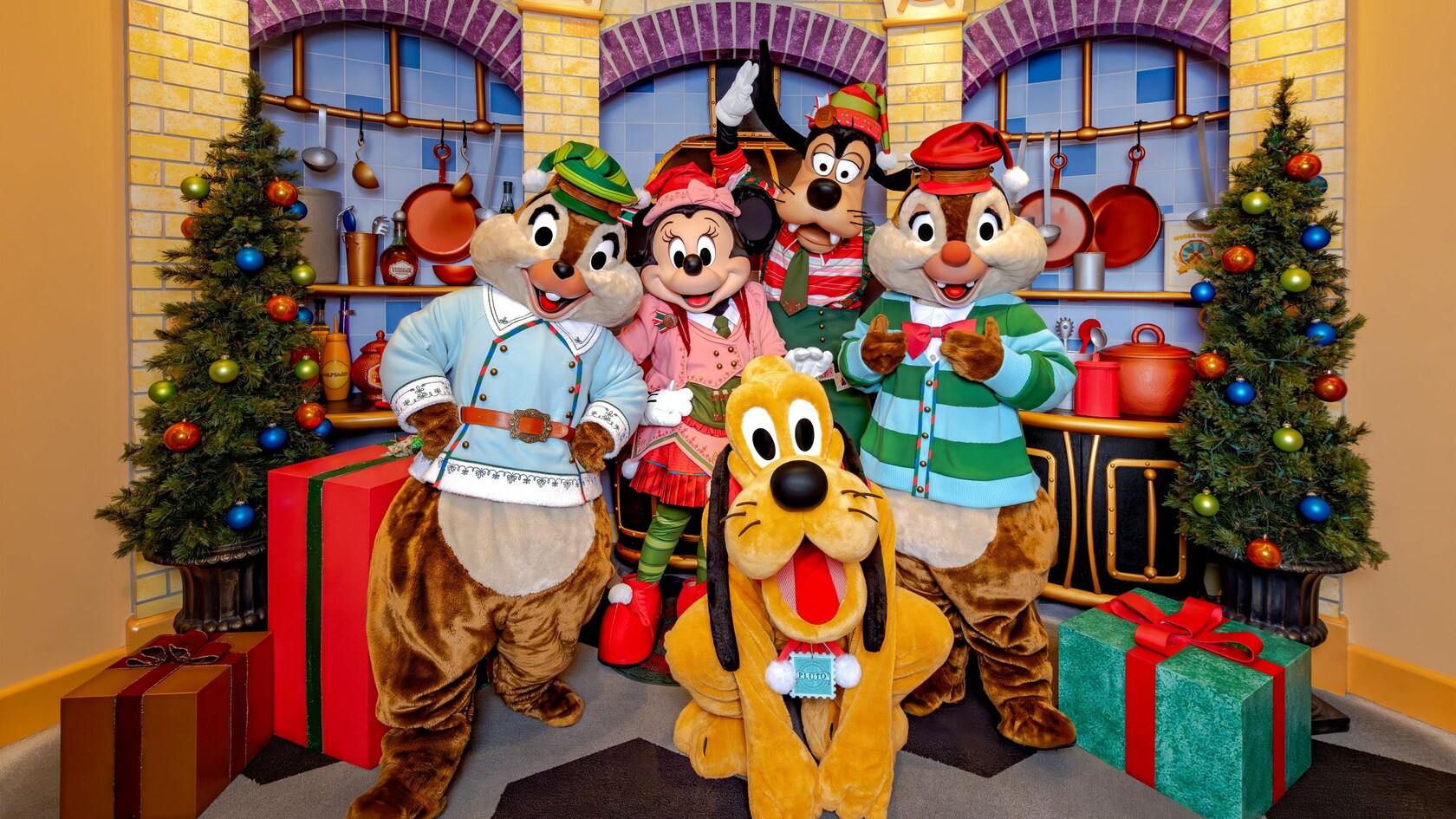 Goofy in holiday attire at Goofy's Kitchen in the Disneyland Hotel