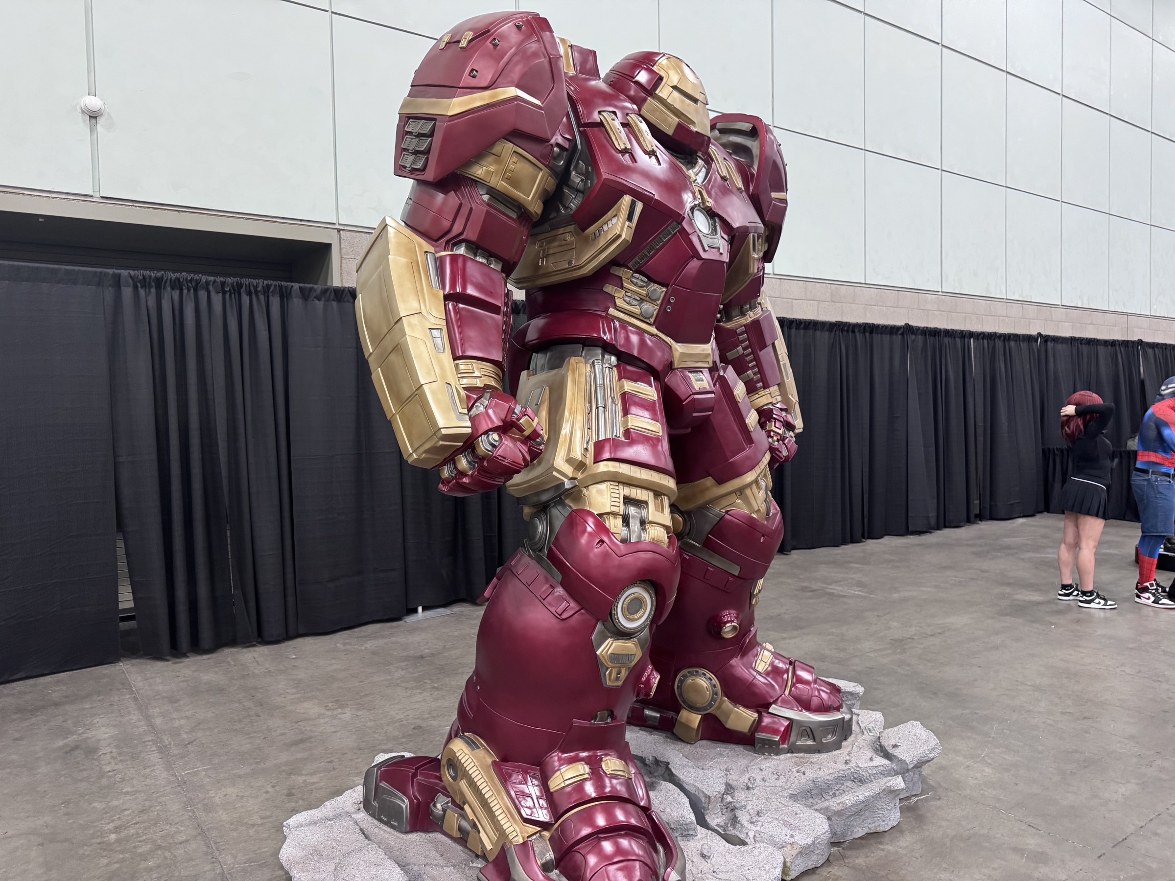 A large red and gold Hulkbuster armor statue at L.A. Comic Con