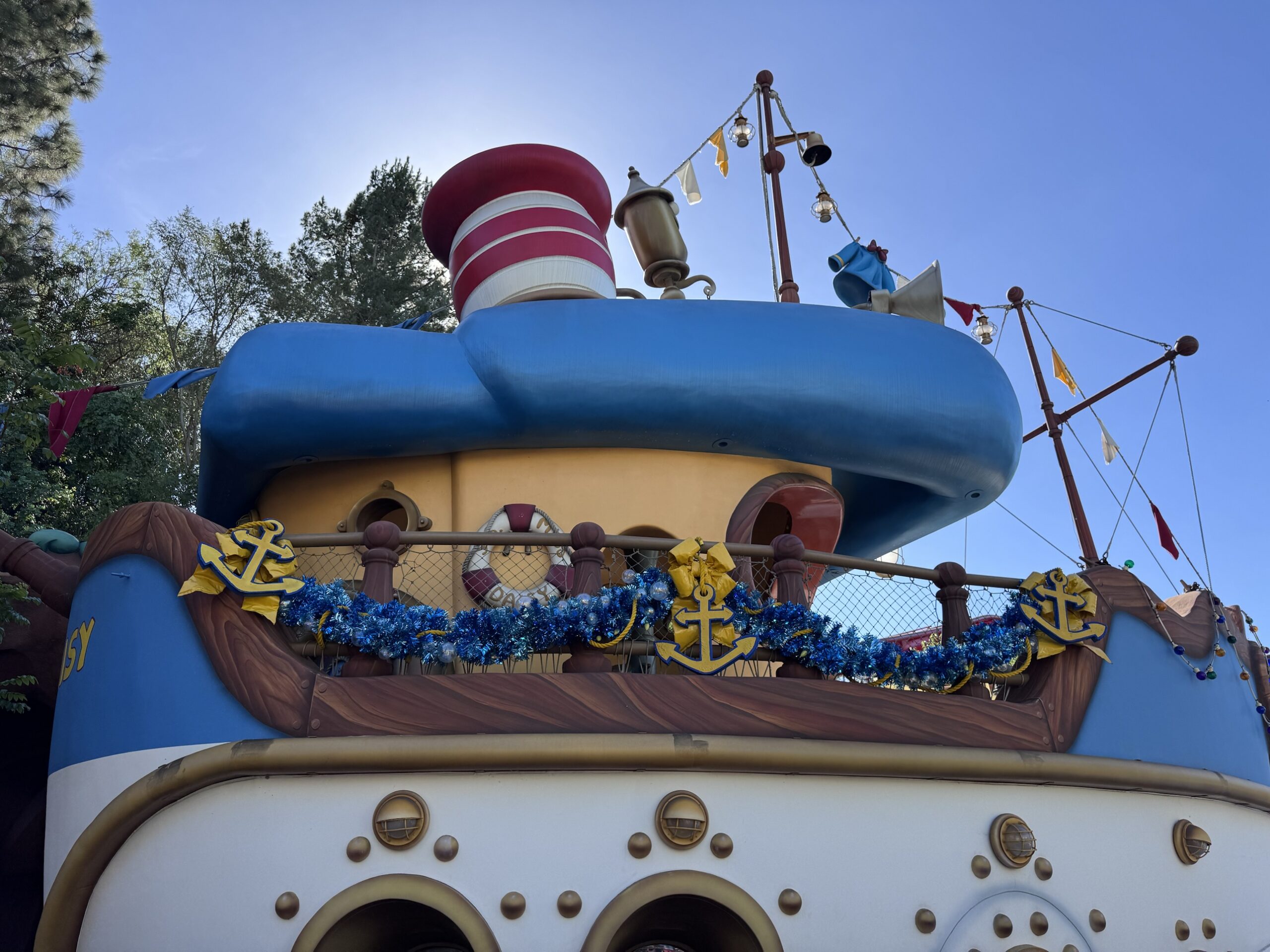 Blue garland with gold anchors on Donald's boat in Mickey's Toontown at Disneyland